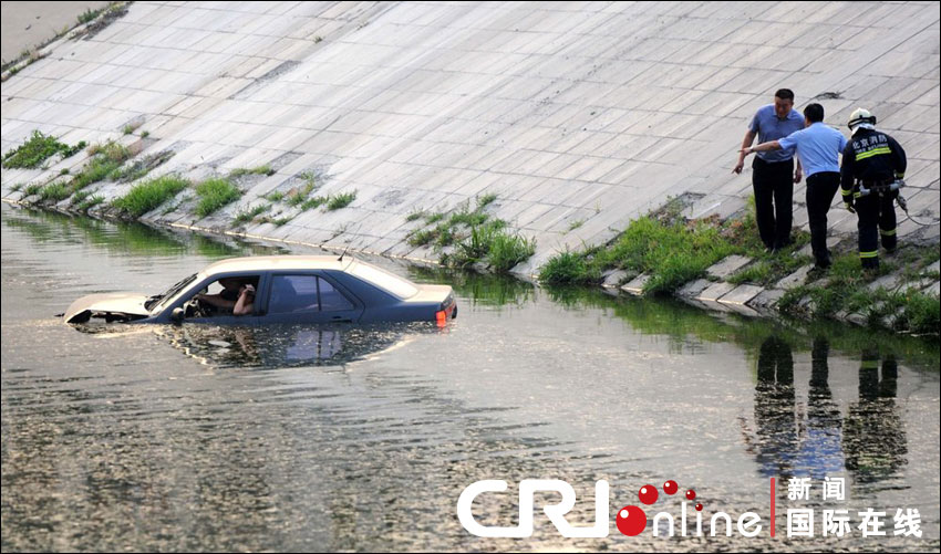 北京小轎車(chē)失控墜河 父子車(chē)內(nèi)打斗拒絕上岸(組圖)