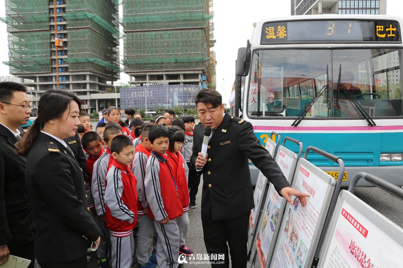 "地震體驗(yàn)公交車"亮相青島為國(guó)內(nèi)首輛