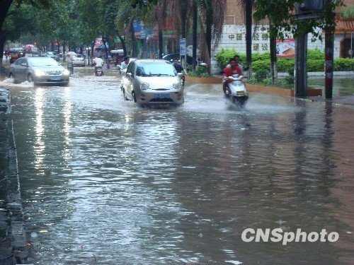 5月14日，暴雨后的廣西北流市新松路發(fā)生內(nèi)澇。受冷暖空氣共同影響，5月13日——5月14日廣西北部地區(qū)出現(xiàn)強降雨天氣，部分地區(qū)出現(xiàn)200毫米以上特大暴雨，廣西局部地區(qū)出現(xiàn)洪澇等次生災(zāi)害。 中新社發(fā) 張希友 攝