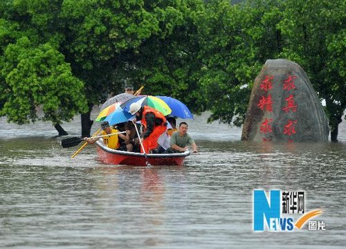 組圖：廣西來賓一中學600多名學生被大水圍困