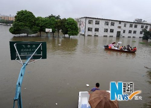 組圖：廣西來(lái)賓一中學(xué)600多名學(xué)生被大水圍困