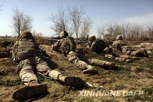 在阿富汗南部赫爾曼德省馬爾賈地區(qū)，美軍狙擊手在一次軍事行動中臥倒隱蔽。新華社/法新