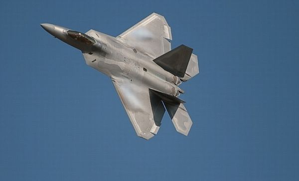 F-22進(jìn)行飛行表演。