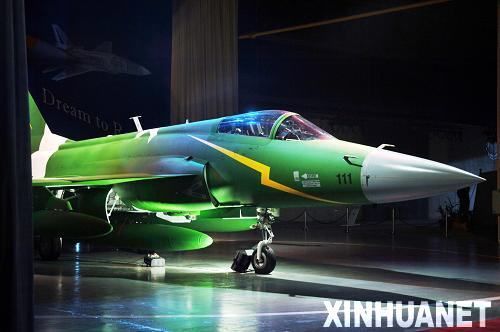 11月23日，在巴基斯坦旁遮普省的卡姆拉，梟龍（JF-17）飛機亮相下線儀式。當日，首架在巴基斯坦境內(nèi)制造的梟龍（JF-17）飛機在距巴首都伊斯蘭堡西北約60公里的巴基斯坦飛機制造廠成功下線。梟龍飛機是中巴聯(lián)合投資研發(fā)的先進多用途輕型戰(zhàn)斗機，是兩國重要的合作項目。新華社記者李敬臣攝