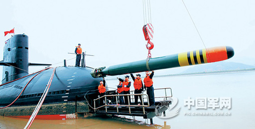 東海艦隊某潛艇支隊進行碼頭應(yīng)急吊裝魚雷演練。圖中潛艇為宋級常規(guī)動力潛艇。