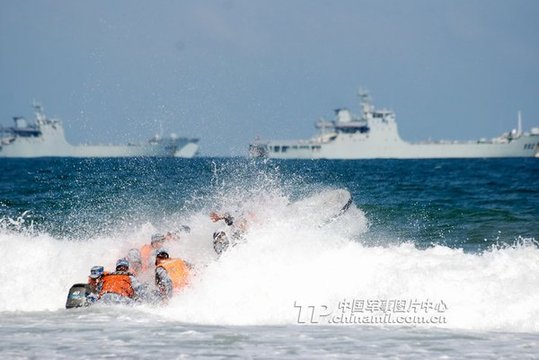 海軍陸戰(zhàn)隊(duì)某旅在惡劣海況下與登陸艦配合進(jìn)行裝卸載訓(xùn)練。宋春偉 攝影報(bào)道