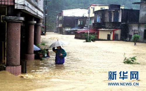 10月21日，臺灣宜蘭縣蘇澳地區(qū)居民在洪水中艱難出行。新華社發(fā) 