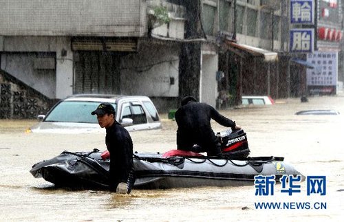 10月21日，救援人員出動橡皮艇在臺灣宜蘭縣蘇澳地區(qū)救災。新華社發(fā)