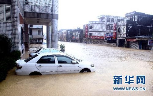 10月21日，洪水將臺灣宜蘭縣蘇澳地區(qū)街道淹沒。新華社發(fā)