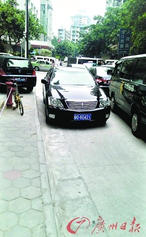 “粵O80421”車在龍口西路逆行（圖片來自網(wǎng)友“人靚聲甜”微博，請(qǐng)與本報(bào)聯(lián)系領(lǐng)取稿酬）。