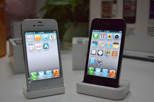 iphone4s開售，青島iphone4s真機(jī)實(shí)拍，銷售員介紹iphone4s套餐及辦理方法