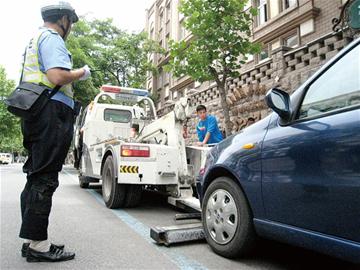 青島市內4區(qū)8路段限時停車 1天400車超時被貼罰單