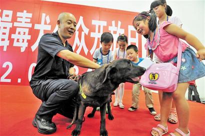 緝毒犬姐弟秀絕活驚艷眾人 不愛食物獎(jiǎng)勵(lì)愛拔河