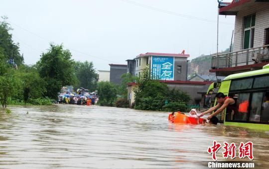 湖南強降雨道路被淹 消防戰(zhàn)士端澡盆搶救嬰兒