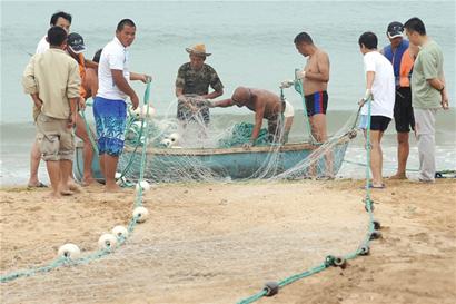 青島各浴場今起開放 一浴普通更衣證20元