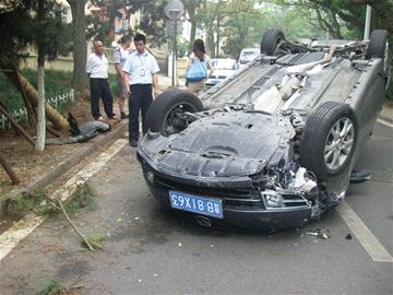 女司機(jī)單手抓飛蟲(chóng)車撞樹(shù) 馬六倒栽蔥四輪朝天