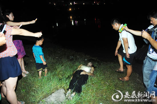 7月3日，婁底市孫水河公園河段，一名27歲的小伙子勇救一家三口卻溺水身亡。(吳永華/攝影)