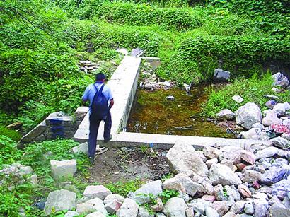 青島浮山76歲德建游泳池填滿垃圾 正申請(qǐng)國家文物保護(hù)