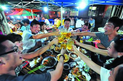 青島營(yíng)口路啤酒街:大口喝酒大口吃肉 光膀子趿拖鞋快意江湖