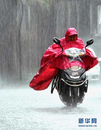 武漢遭暴雨襲擊可看海 車變船行駛深水中