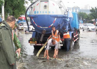 大水封路 居民出門像過河