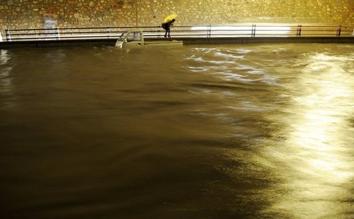 銀川現(xiàn)強降水市區(qū)嚴(yán)重積水 居民自建防水堤