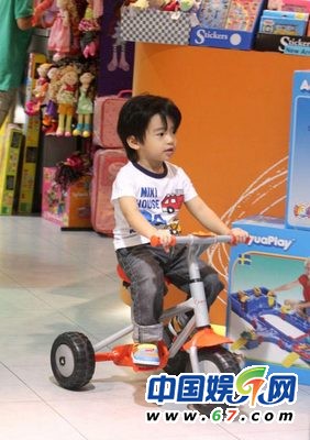 謝霆鋒長子5歲辦運動生日派對 Lucas騎單車?？?組圖)