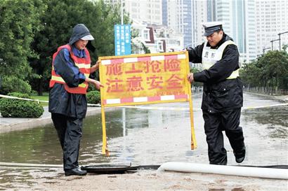 青島交警泡水中執(zhí)勤 警服內(nèi)外全濕透