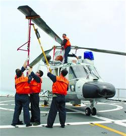 青島初中生士兵成軍艦直升機(jī)神醫(yī) 揭戰(zhàn)鷹保姆是怎樣煉成的