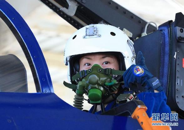 空軍女飛行員駕殲－10戰(zhàn)機單飛