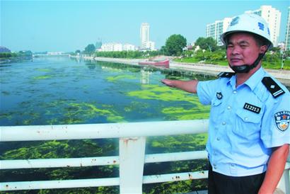 孕婦橋上散步蹊蹺落水 雙手抓住岸邊一根草(圖)