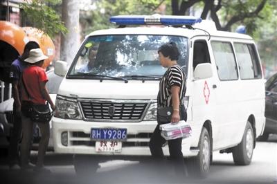 黑救護(hù)車多渠道攔病人坐地起價 毆打正規(guī)急救員