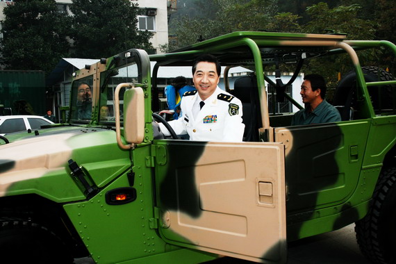 資料圖：張召忠現(xiàn)場乘坐解放軍“猛士”越野車。