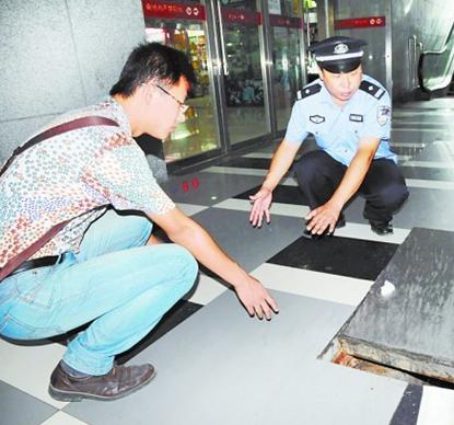 青島小伙掉進(jìn)地一城商場(chǎng)無(wú)蓋下水道 惡臭襲人忍痛爬出