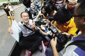 “保安哥”乘車去宿舍也被媒體包圍。