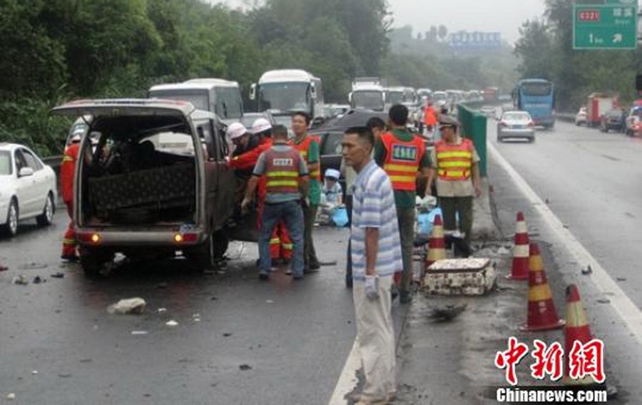 一家7口送大學新生報到遇車禍 致5人死亡