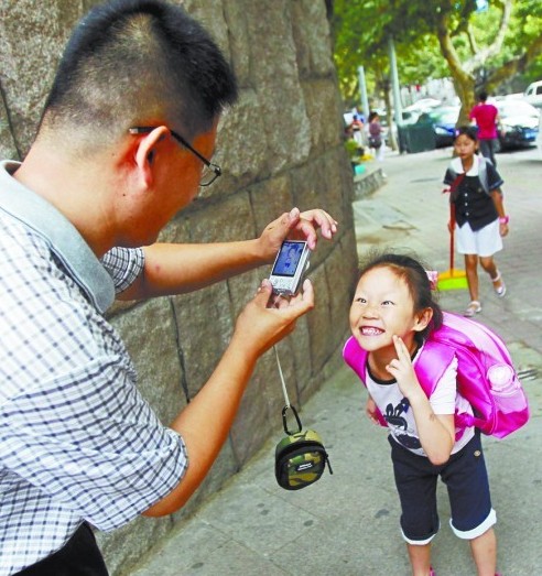 青島小學(xué)新生自理能力差 全班沒(méi)一個(gè)會(huì)系鞋帶