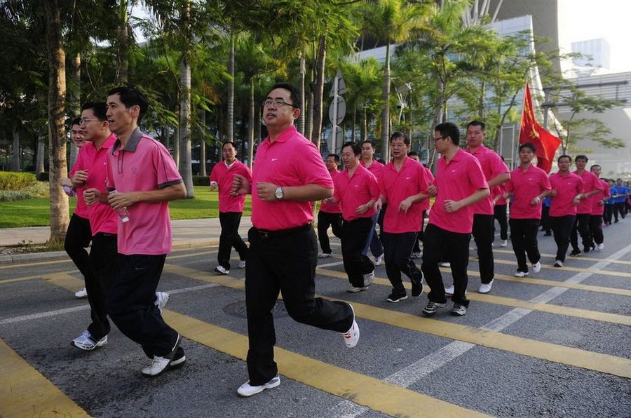 深圳長(zhǎng)跑日成公務(wù)員“名牌服裝秀”