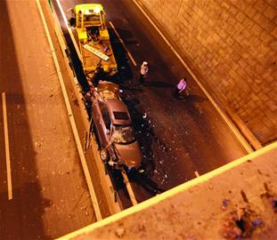 轎車凌晨墜下鎮(zhèn)寧橋 司機(jī)蹊蹺棄車離去