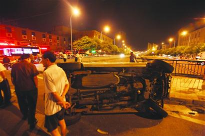 轎車凌晨墜下鎮(zhèn)寧橋 司機(jī)蹊蹺棄車離去