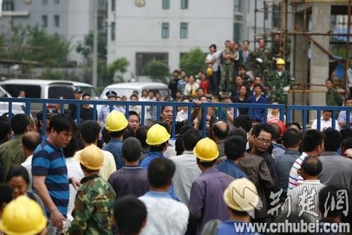 武漢建筑工地升降機(jī)從高空墜落 已致19人身亡