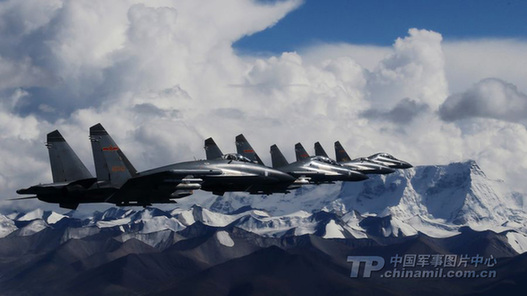 中國(guó)空軍重型三代戰(zhàn)機(jī)掛實(shí)彈巡航喜馬拉雅山脈