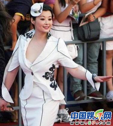 袁莉挺大肚頻繁走光 出道20年美艷爆乳照曝光