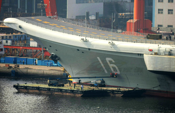 資料圖：中國(guó)海軍人員上艦。