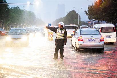 膠南遭罕見(jiàn)暴雨襲擊 馬路積水車(chē)輛水中游泳