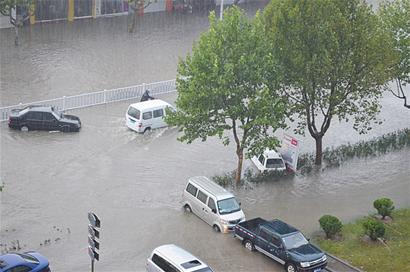 膠南遭罕見暴雨襲擊 馬路積水車輛水中游泳