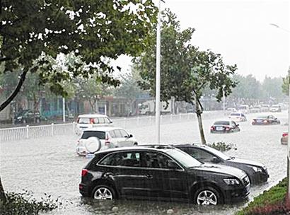 膠南遭罕見暴雨襲擊 馬路積水車輛水中游泳