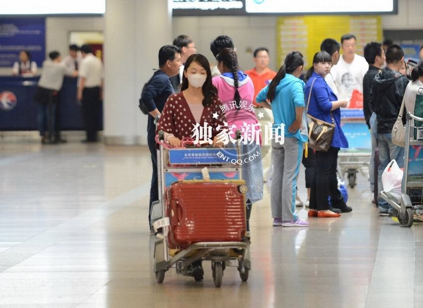 周冬雨獲神秘帥哥接機(jī)疑男友曝光 遭富二代猛追