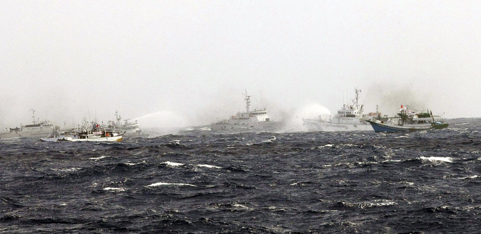 臺(tái)灣漁船逼近釣魚島遭包圍 互射水炮(圖) 