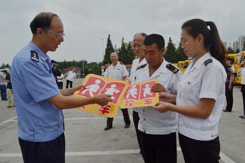 青島發(fā)校車身份證 社會(huì)車輛不避讓將罰款200